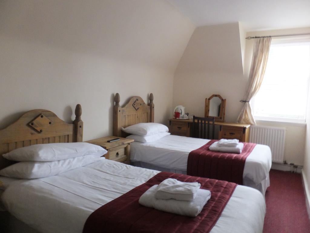Novar Arms 3*